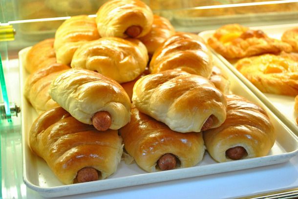 20141001-chinese-bakeries-sweets-fay-da-hot-dog-bun.jpg