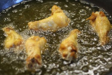 20100117ChickenWingsFrying.jpg