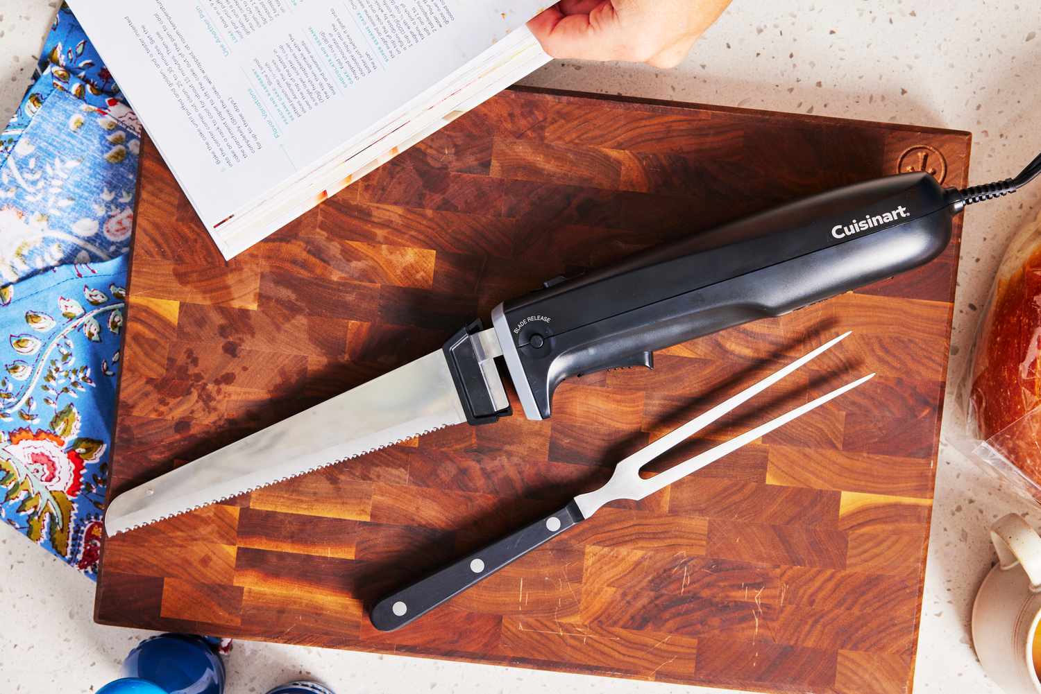 the cuisinart electric knife on a cutting board 