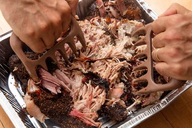 20190618-barbecue-smoked-pork-shoulder-pulled-pork-sandwiches-vicky-wasik-2