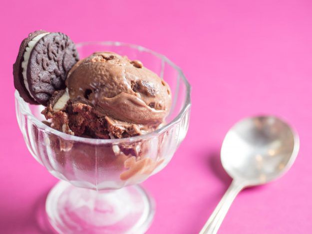 A small dish of Oreo ice cream with a homemade Oreo-style cookie on the side. 