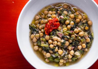 20200508-chickpea-anchovies-bacon-broccoli-rabe-stew-daniel-gritzer-1