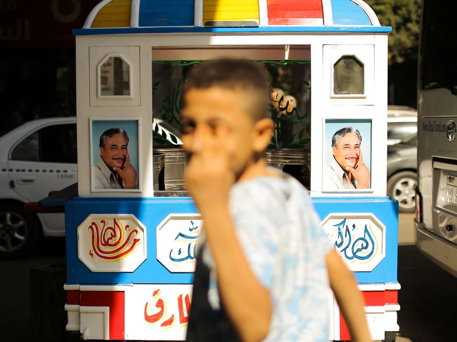 A boy infront of a kosark cart