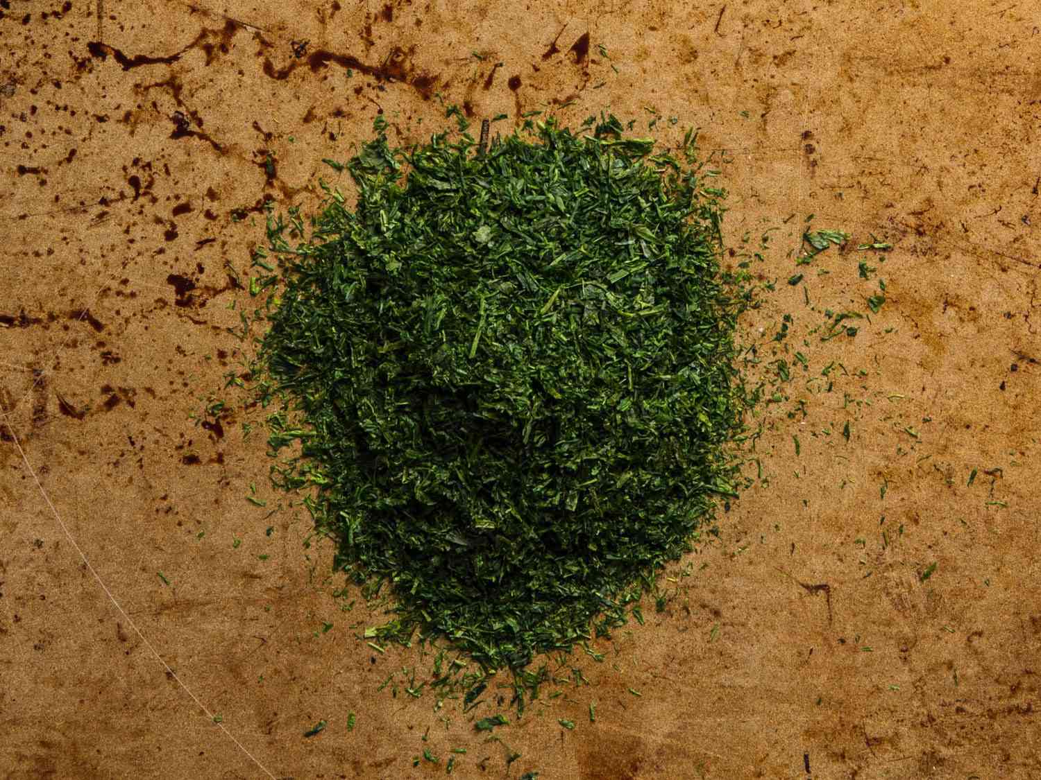 A pile of ao-nori, viewed from above.