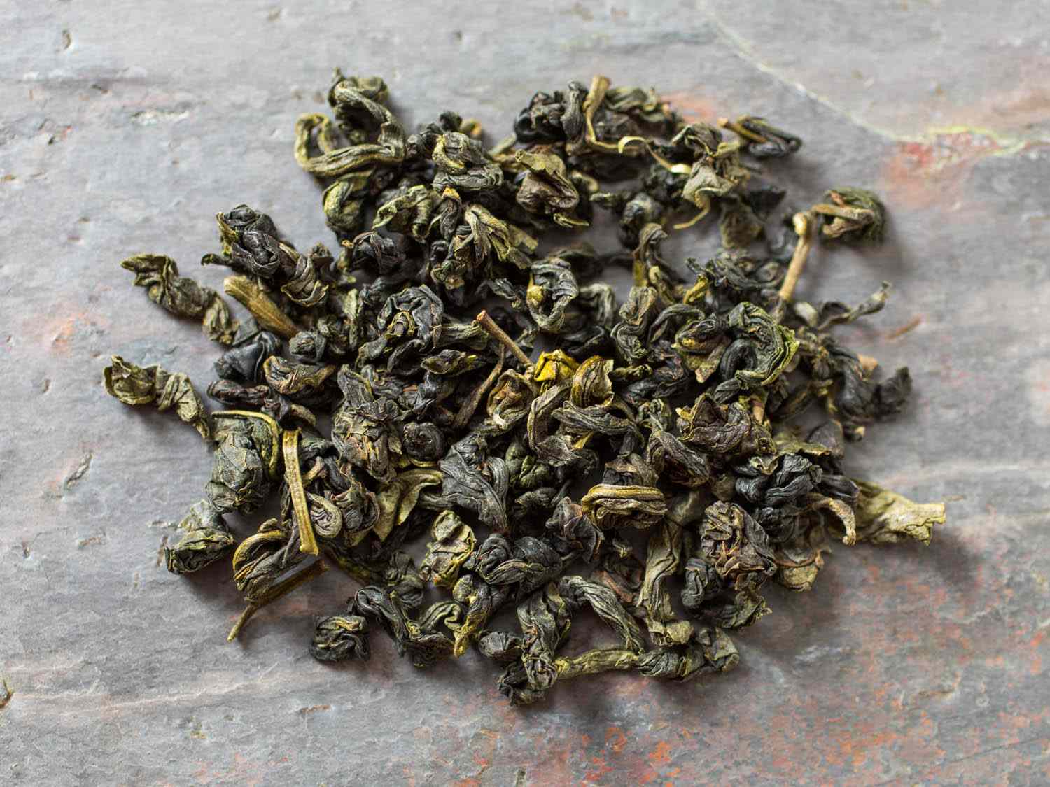 A small pile of loose Graceful Hill oolong tea from Té.
