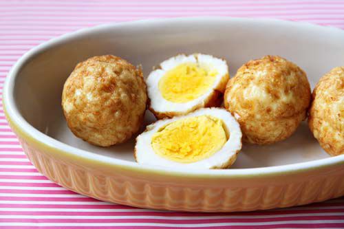 A small dish filled with deep-fried hard-boiled eggs for a Thai dish
