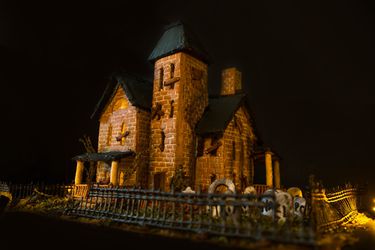 20161016-haunted-gingerbread-house-beauty-22.jpg