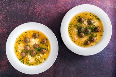 two bowls of Shurabet el Eid on a dark purple background