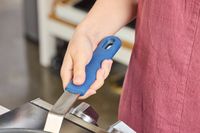 The handle on the Misen Pre-Seasoned 10 Inch Carbon Steel Pan