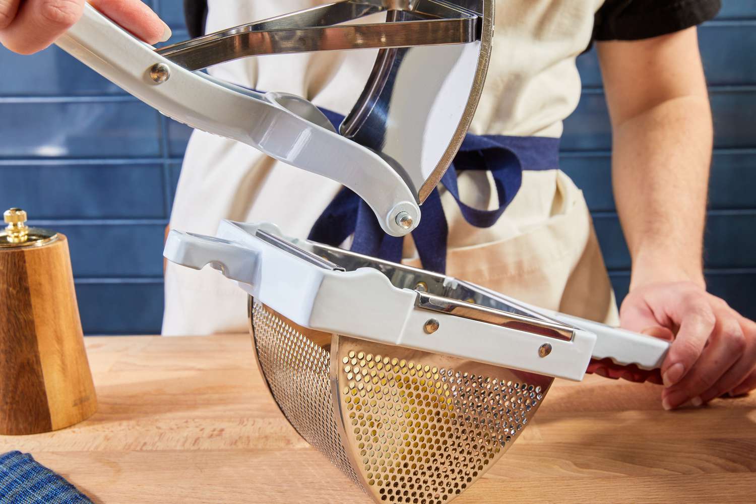 closing the hopper lid