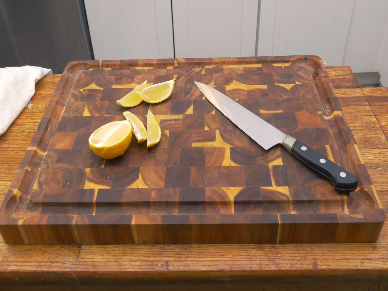 the Yes4All wooden cutting board with sliced lemons