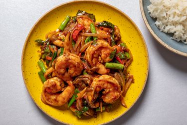 Shrimp Stir-Fry put on a yellow plate 