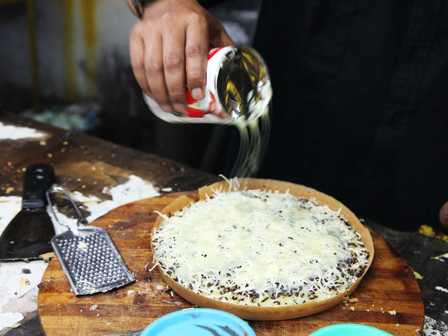 adding condensed milk to martabak