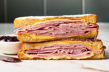 Side view of a monte cristo