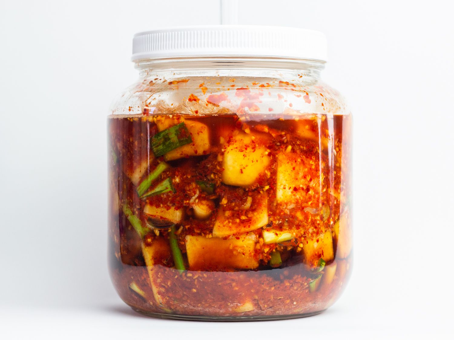 kkakdugi kimchi in fermentation jar after 24 hours