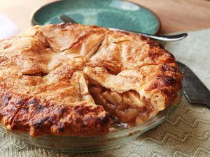 Apple pie with a smooth, gooey filling. 
