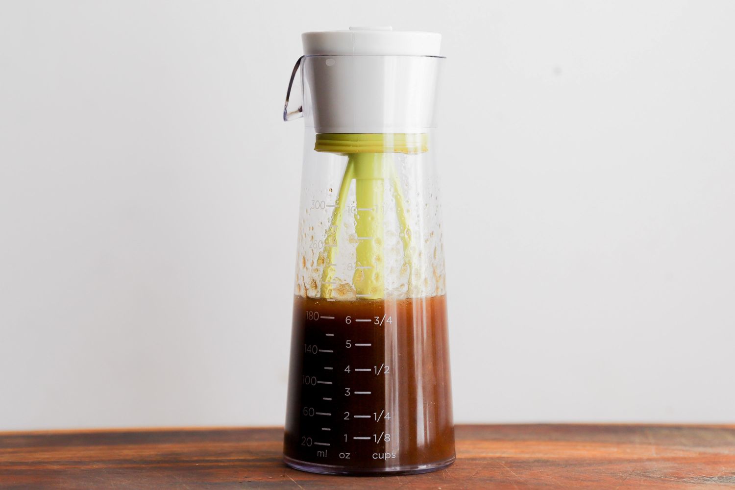 Emulstir Salad Dressing Mixer mixing dressing