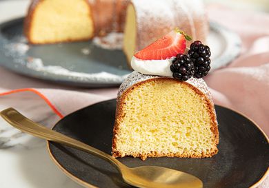 Side view of hot milk cake