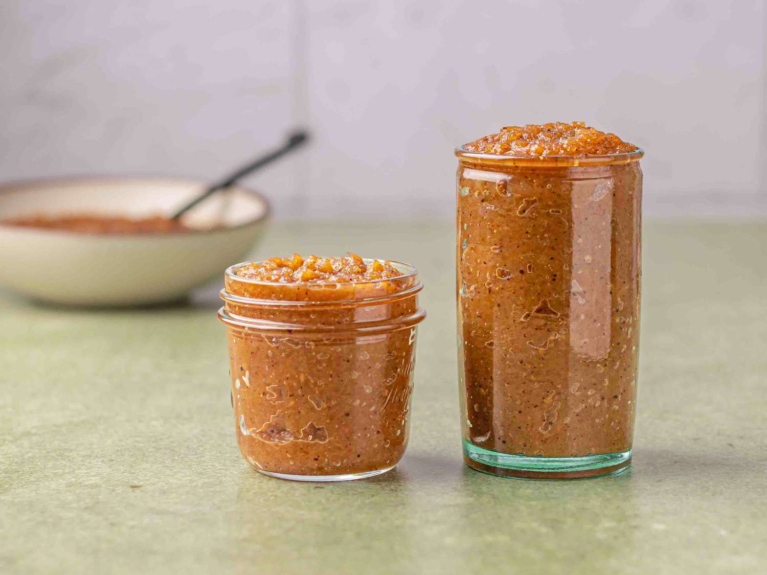 Side view of applesauce 