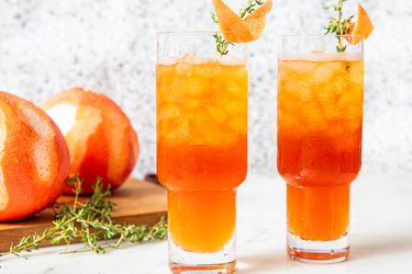 Side view of Apposta cocktails in two glasses