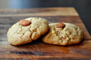 mixed nut cookies with almond topping