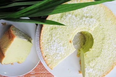 20130114-236975-pandan-chiffon-cake-primary.jpg