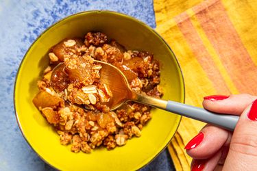 Overhead view of apple crisp