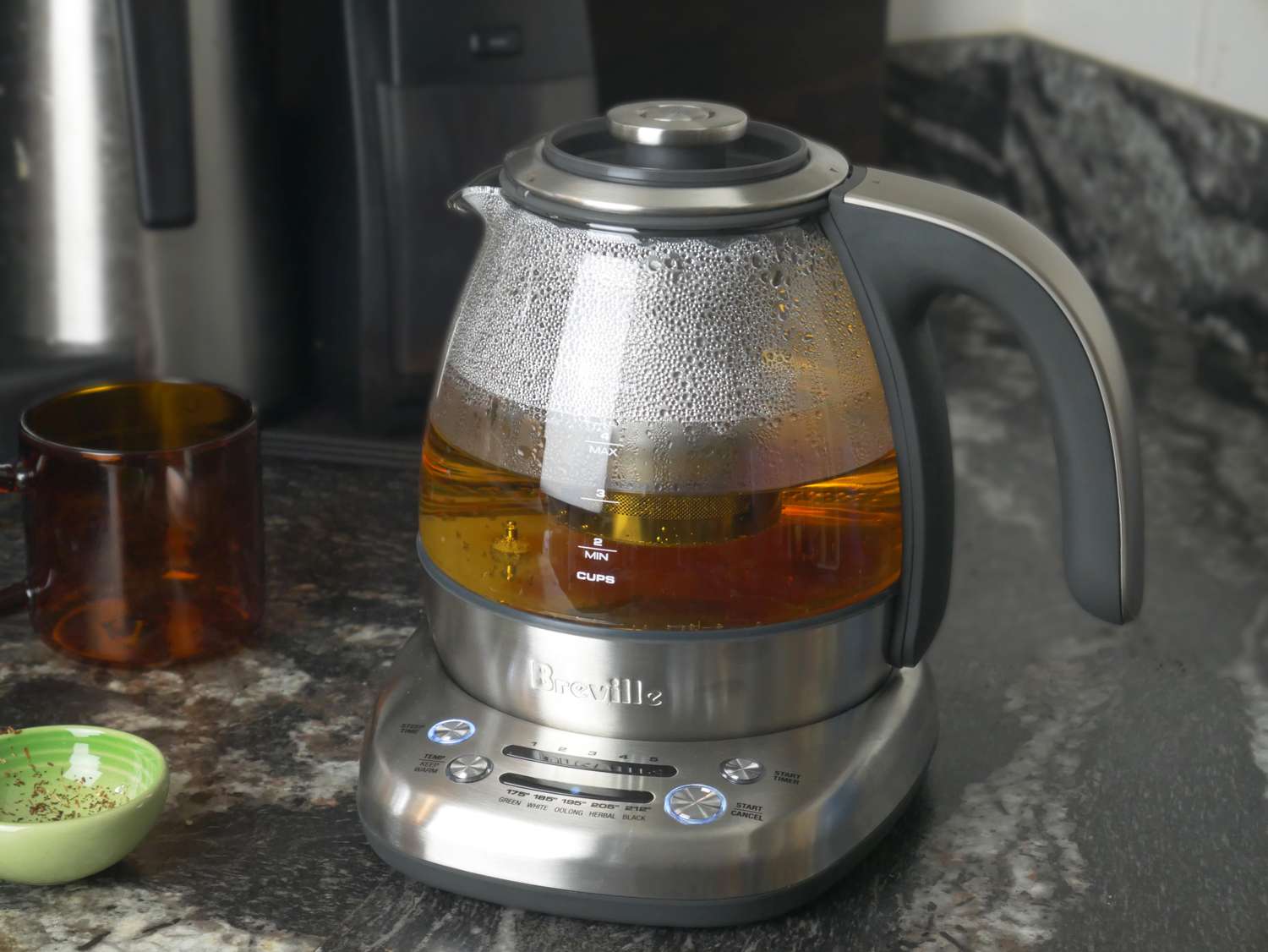 the breville kettle with tea brewed inside