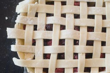 20110719-161461-sweet-technique-pie-crusts-610x458-12.jpg