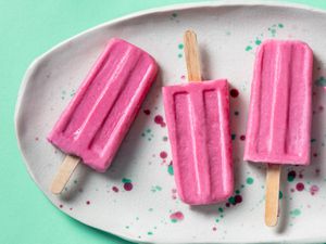 20200811-yogurt-fruit-popsicles-raspberry-vicky-wasik-6