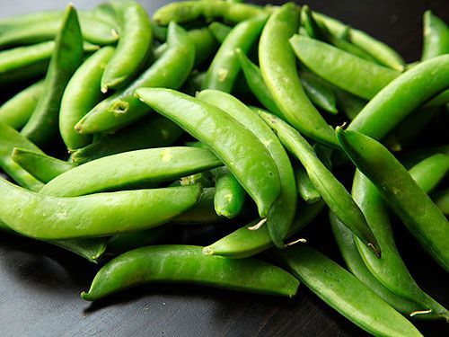 A pile of whole snap peas.