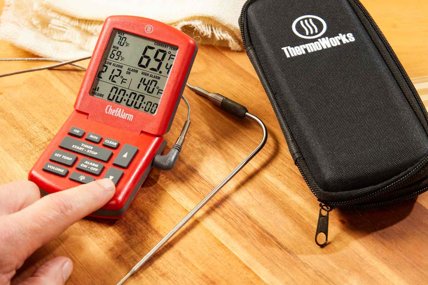 a person using the thermoworks chefalarm