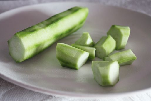 Peeled luffa gourd has been roll-cut into 1-inch pieces.