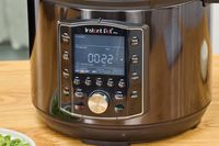 Digital display of Instant Pot Pro 10-in-1 6-Quart Pressure Cooker
