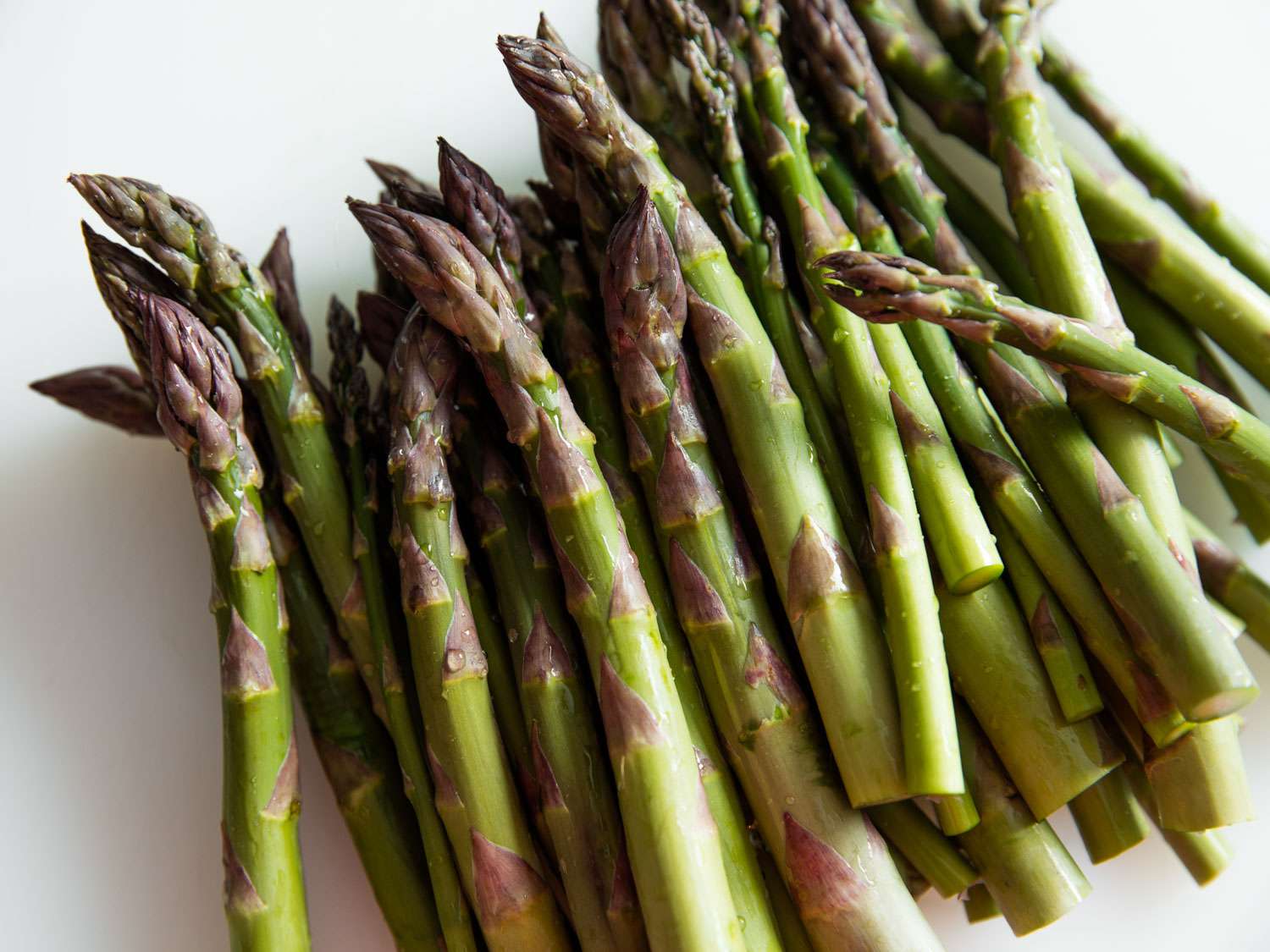 A pile of trimmed, raw asparagus.