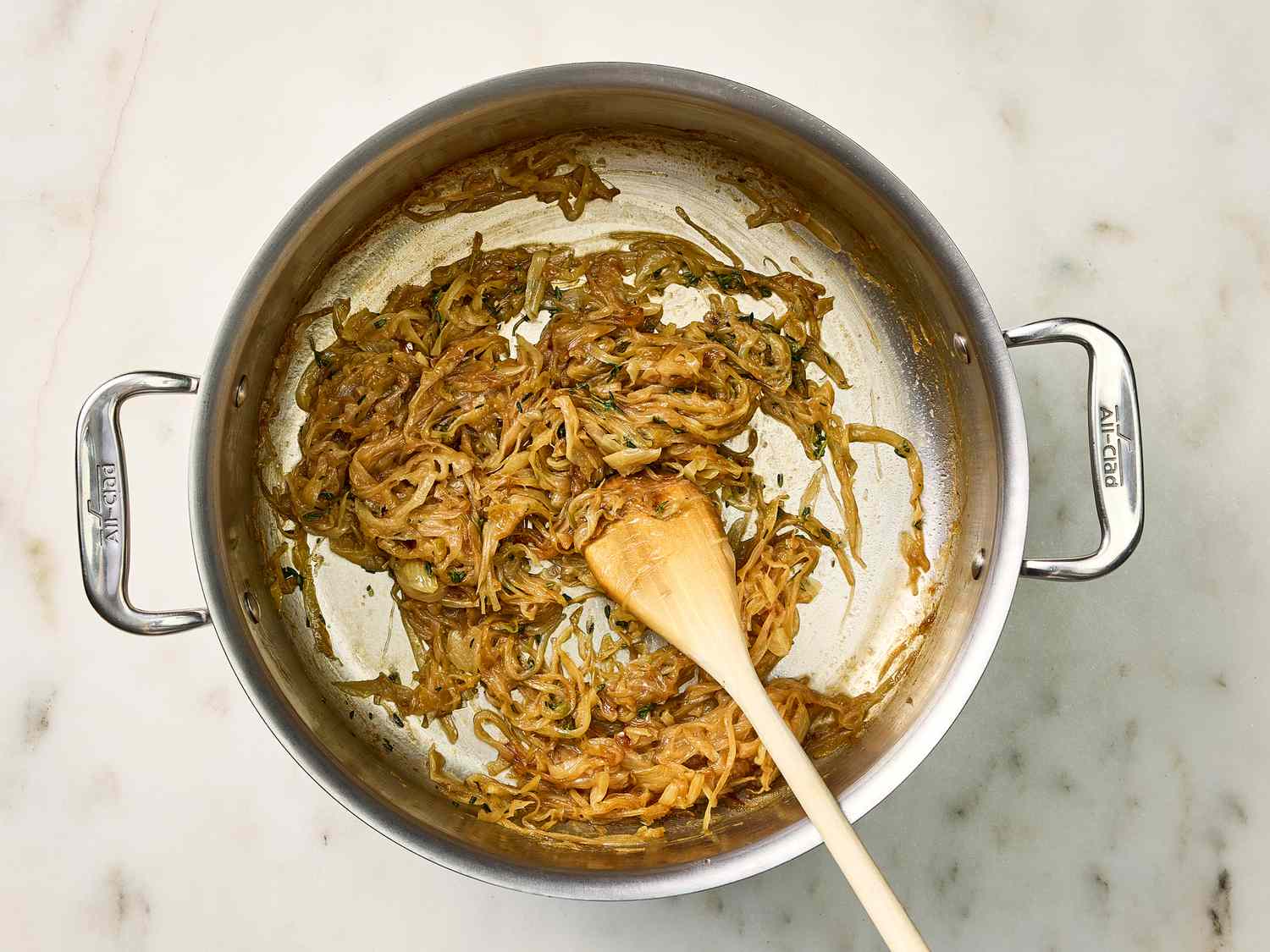 Onions in pot with sherry and thyme 
