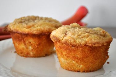 strawberry rhubarb streusel muffins