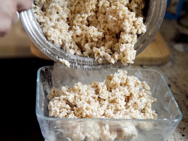 20110823-rice-krispies-treats-cereal-treats-meta-food-primary.jpeg