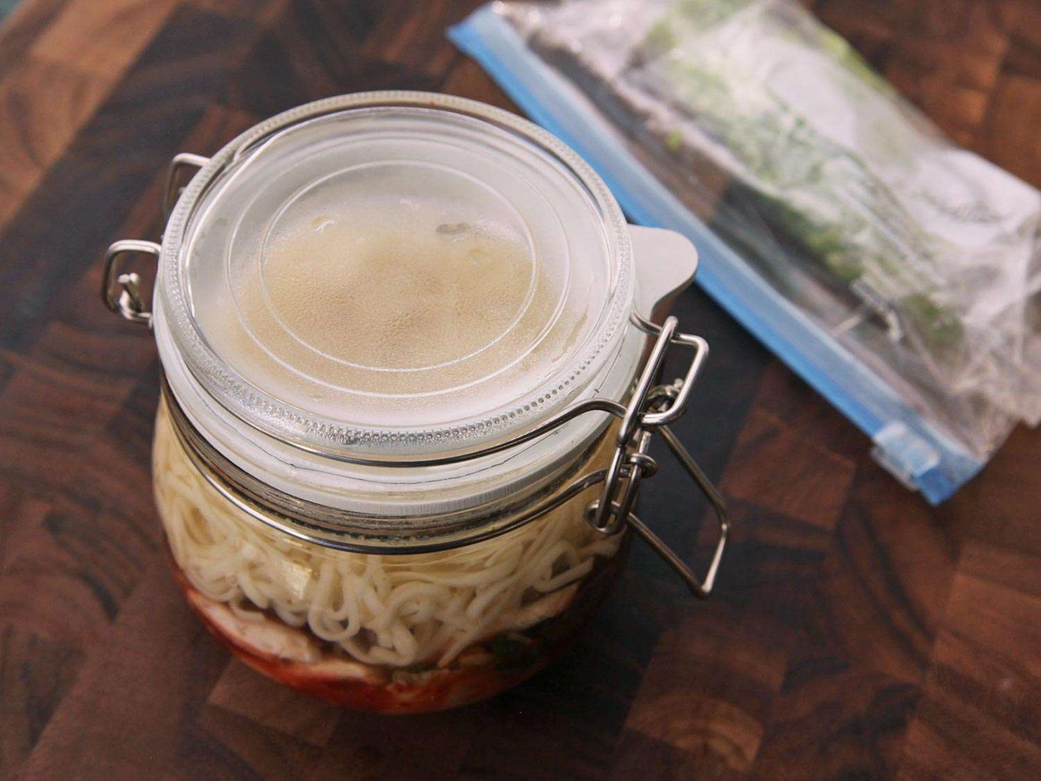 The instant noodles "cook" in the closed jar.