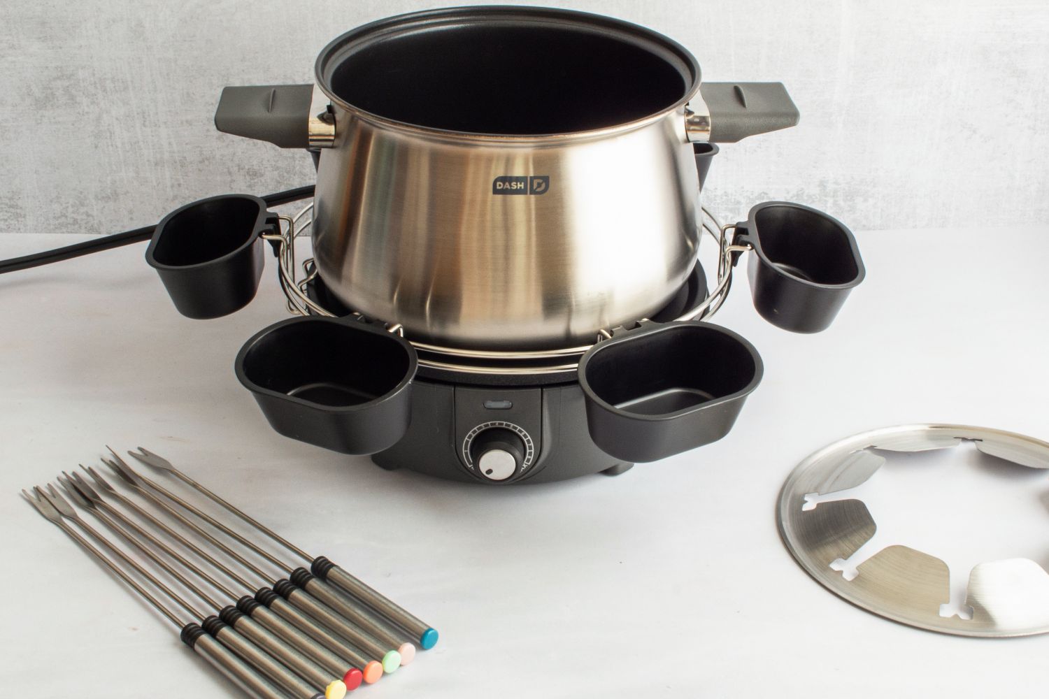 the dash fondue pot with tongs