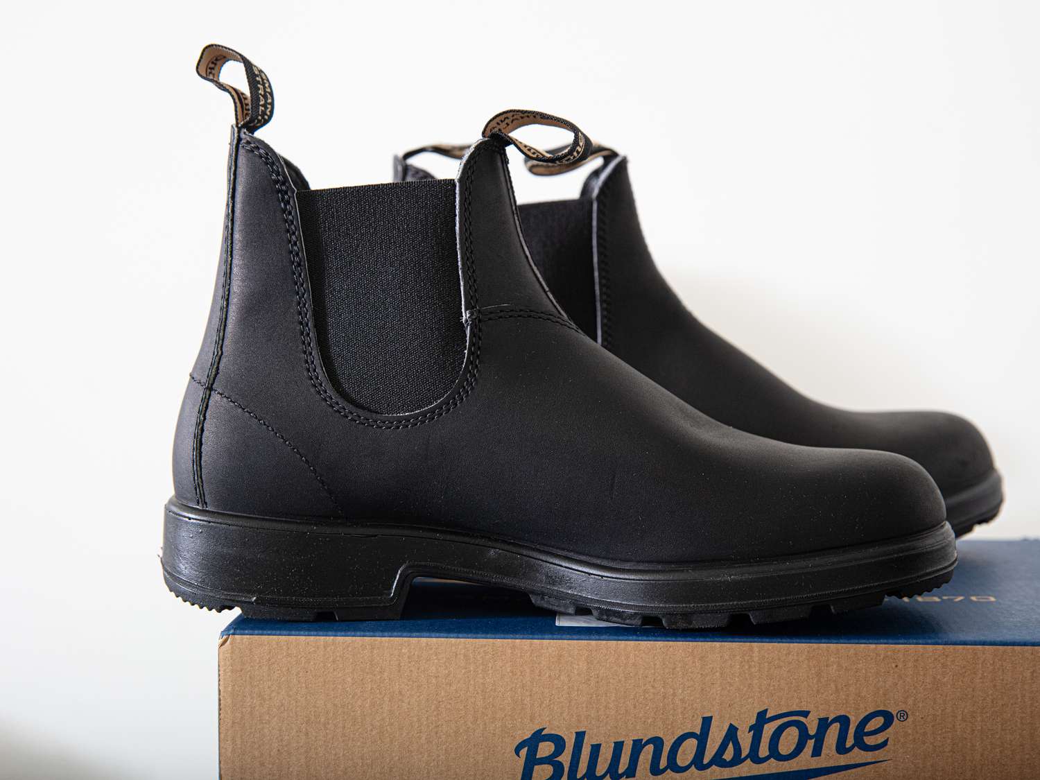 A pair of Blundstone boots on a shoe box.