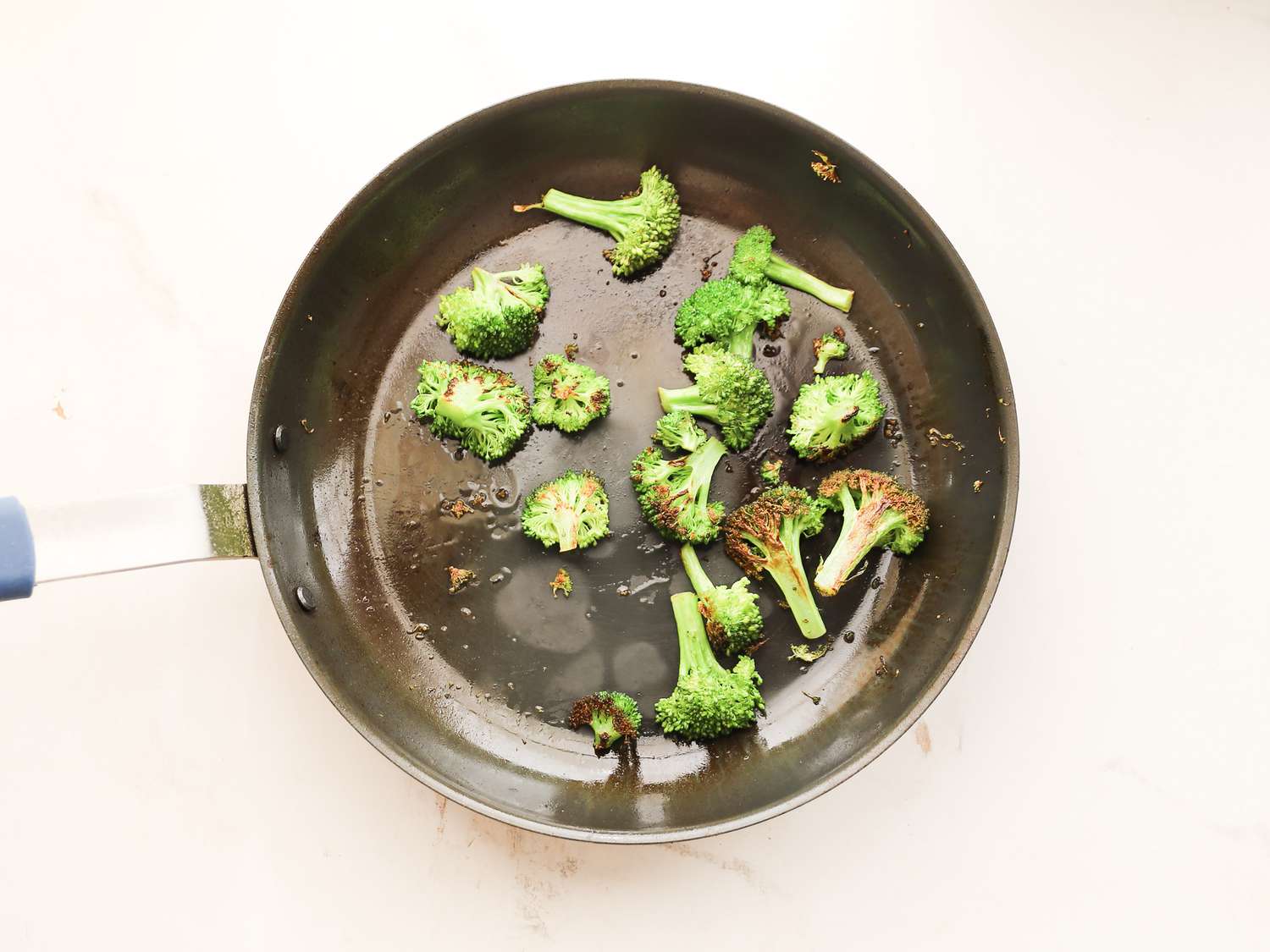 misen carbon steel pan with broccoli