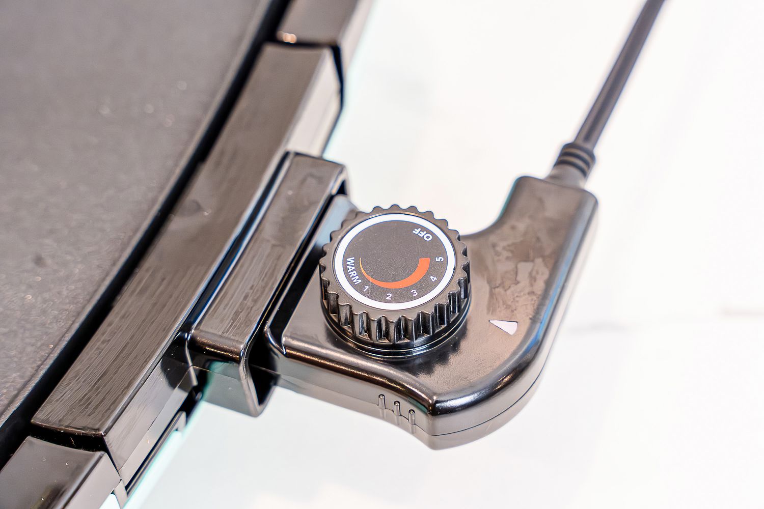 A closeup of the Dash electric griddle's temperature knob