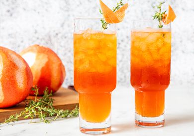 Side view of Apposta cocktails in two glasses