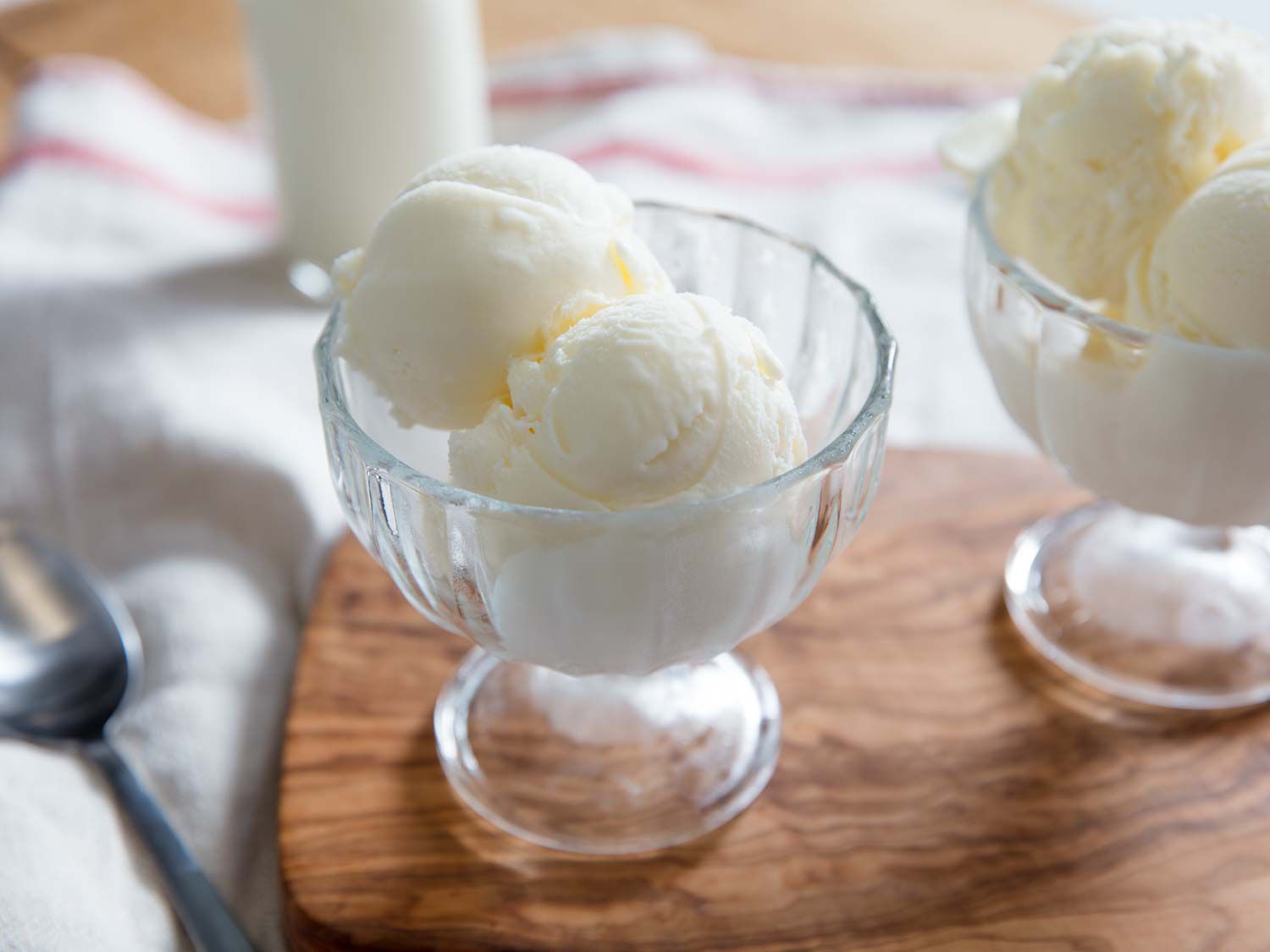 Scoops of homemade fior de latte gelato in small glass bowls.