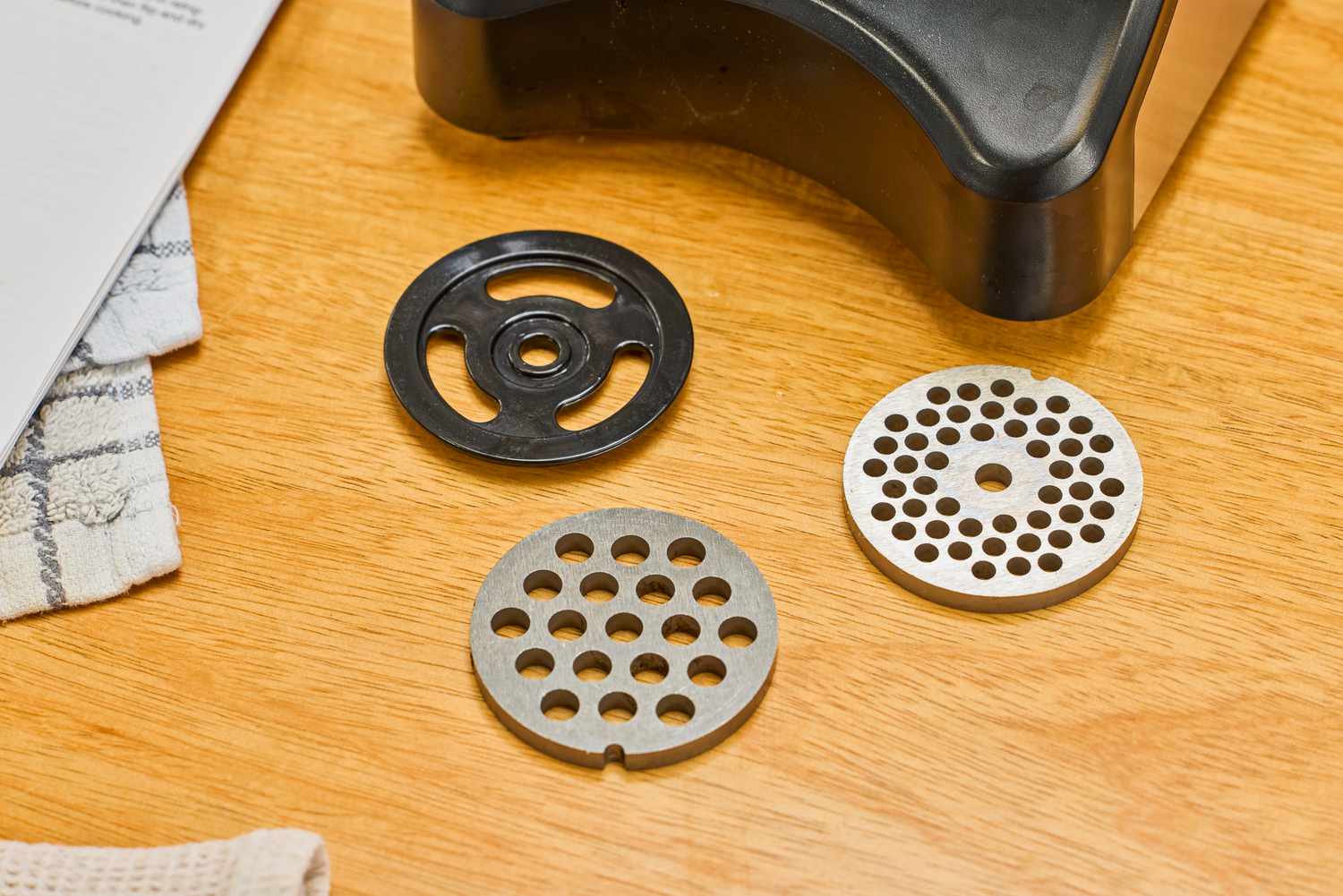 The different sizes of grinding plates of Cuisinart Electric Meat Grinder