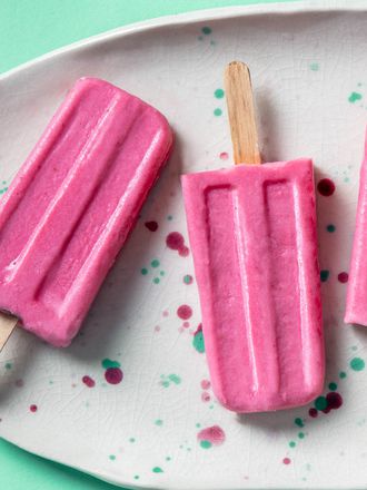 20200811-yogurt-fruit-popsicles-raspberry-vicky-wasik-6