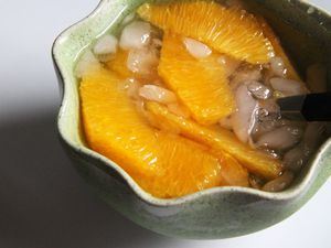 A scallop-edged bowl of Som Loy Kaew