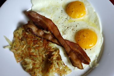 20111130-127355-dinner-tonight-alton-browns-man-breakfast-hashbrowns.jpg