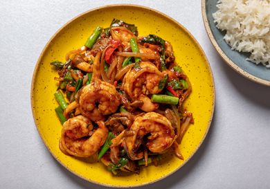 Shrimp Stir-Fry put on a yellow plate 